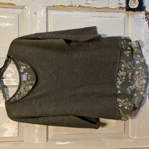 Women's Soho New York and Company Green Sweater blouse w/zipper back floral